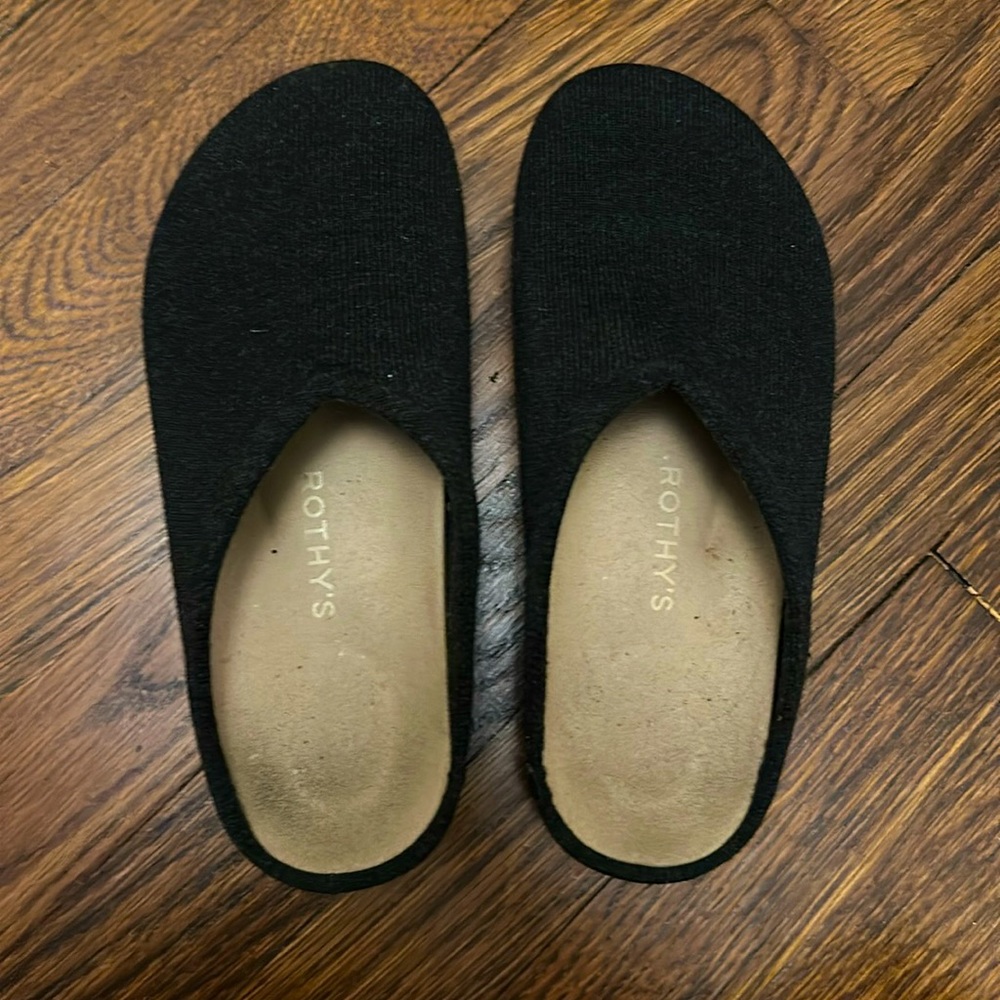 Rothys casual clog in soft black, only worn 3 times